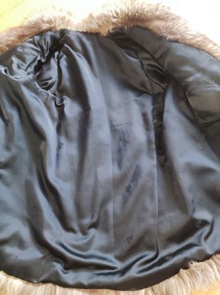 Abrigo de piel natural.