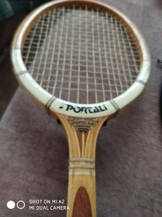 Raqueta de madera con funda vintage