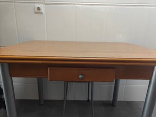 Mesa de cocina madera.  2sillas y 2 banquetas.