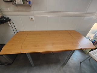 Mesa de cocina madera.  2sillas y 2 banquetas.