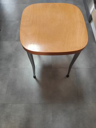 Mesa de cocina madera.  2sillas y 2 banquetas.