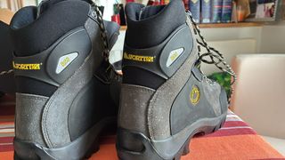 Botas de montaña talla 45 (Nueva)
