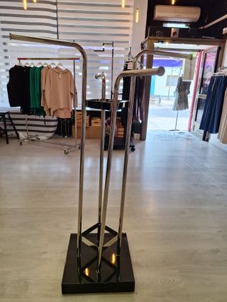 Perchero de tienda metálico y madera