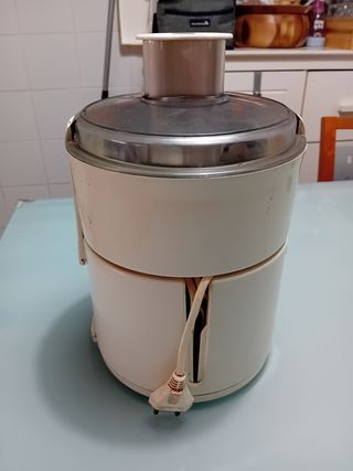 Picadora, licuadora y abrelatas eléctricos