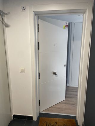 Puerta blindada blanca 