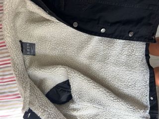 Cazadora vaquera negra con forro de borreguito