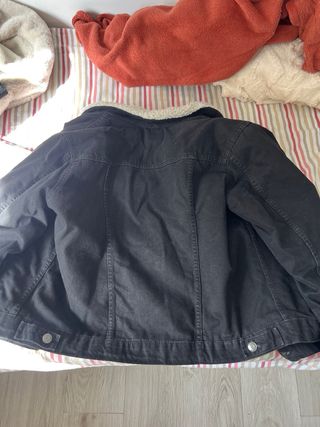 Cazadora vaquera negra con forro de borreguito