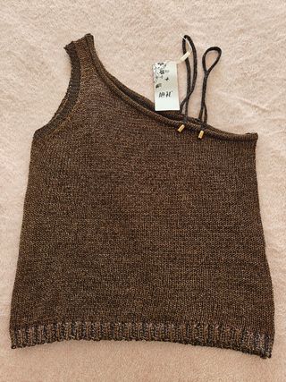 Camiseta de hombro marrón y dorado