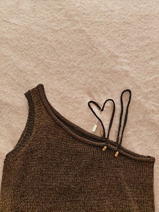 Camiseta de hombro marrón y dorado