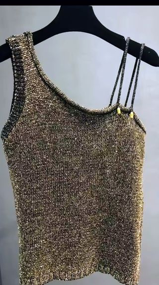 Camiseta de hombro marrón y dorado