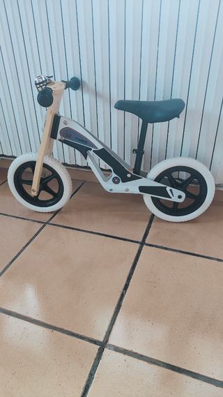 Bicicleta de madera sin pedales