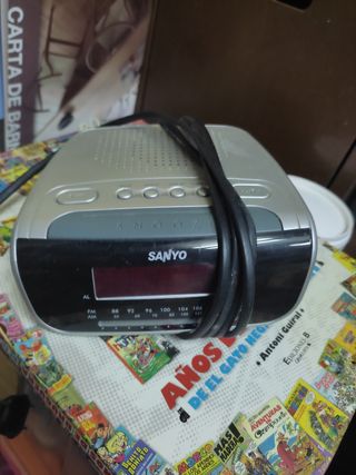 Radio Reloj Sanyo Plata