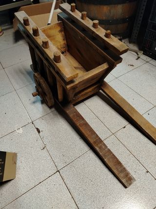 Carro de madera decorativo