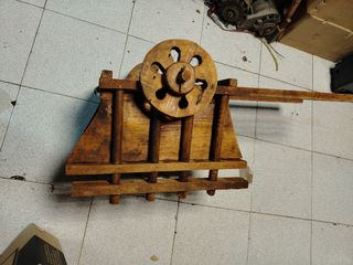 Carro de madera decorativo