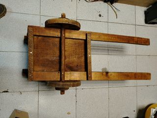 Carro de madera decorativo
