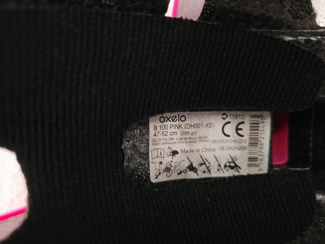 Casco rosa para patines o bici