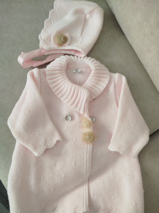 Abrigo y gorro de niña rosa