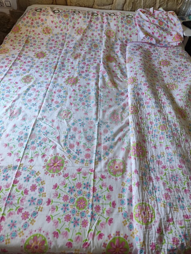 Colcha y cortina con estampado floral