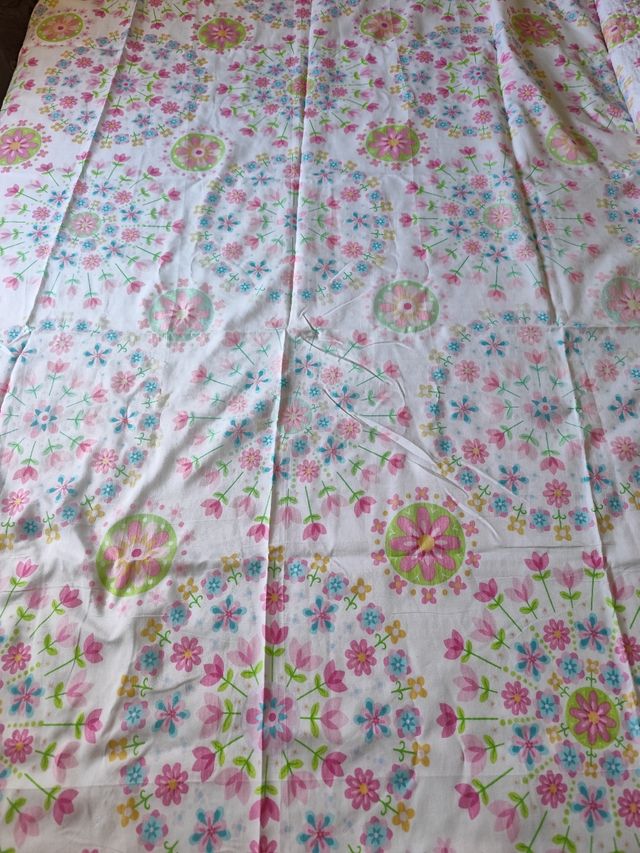 Colcha y cortina con estampado floral