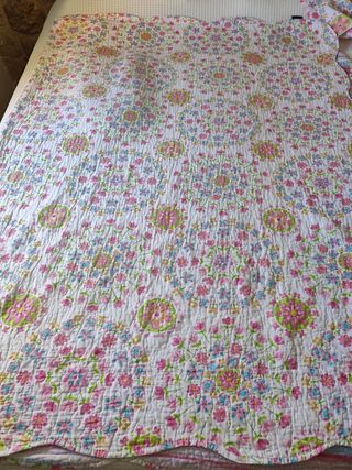 Colcha y cortina con estampado floral