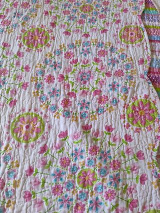 Colcha y cortina con estampado floral