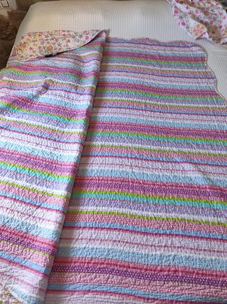 Colcha y cortina con estampado floral