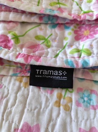 Colcha y cortina con estampado floral