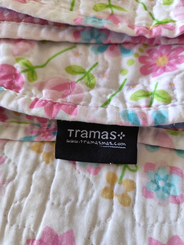 Colcha y cortina con estampado floral