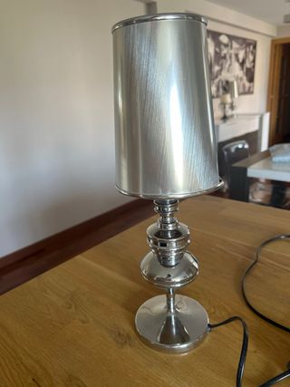 Lámpara de mesa plateada