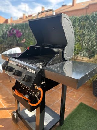 Barbacoa de gas negra y plateada.