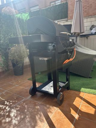 Barbacoa de gas negra y plateada.