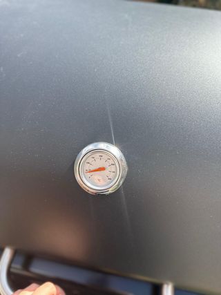 Barbacoa de gas negra y plateada.