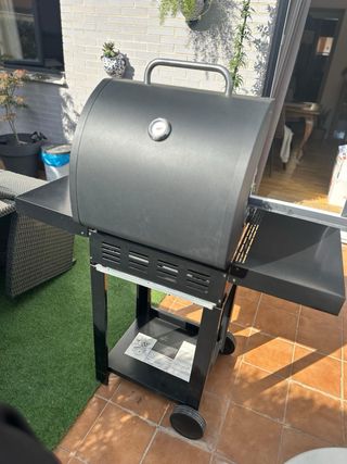 Barbacoa de gas negra y plateada.