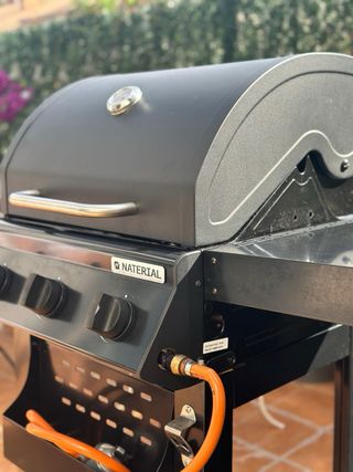 Barbacoa de gas negra y plateada.