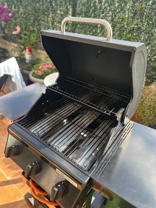 Barbacoa de gas negra y plateada.