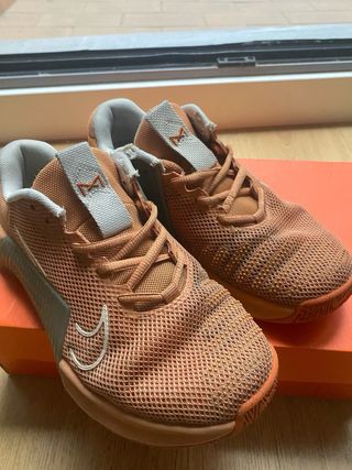 Nike Metcon 9 Naranja y Gris Talla 37.5