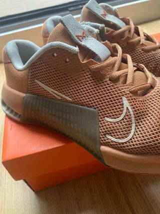 Nike Metcon 9 Naranja y Gris Talla 37.5
