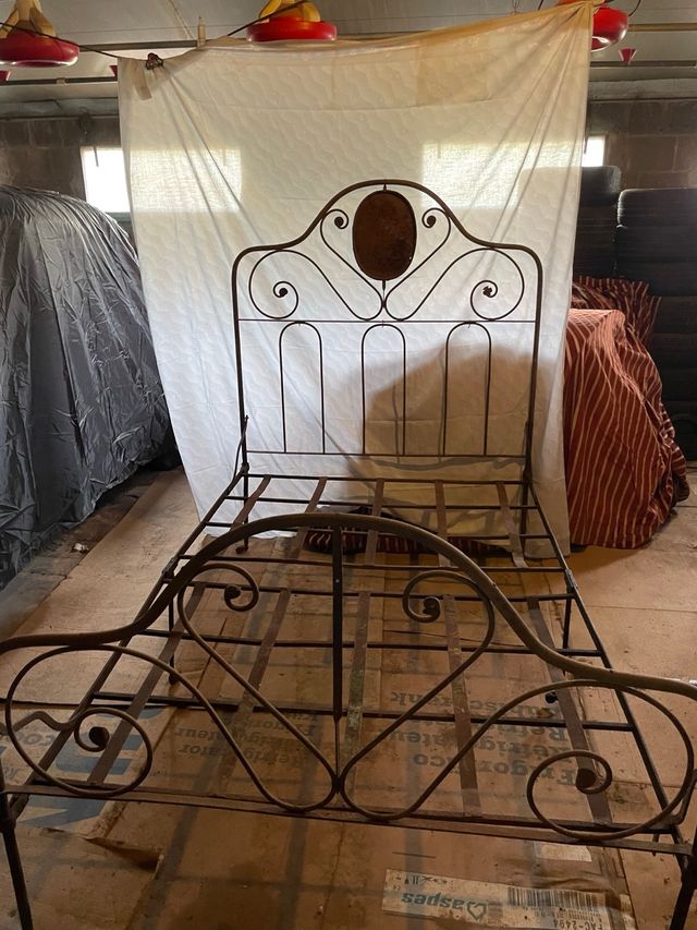 Estructura de cama antigua de metal