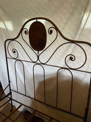 Estructura de cama antigua de metal