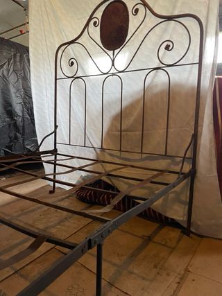 Estructura de cama antigua de metal