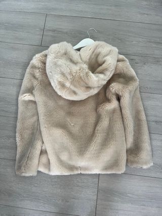 Chaqueta pelo Zara beige con capucha