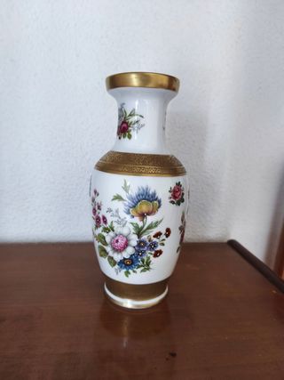 Jarrón de porcelana con flores doradas