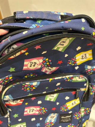 Mochila azul con estampado de palomitas