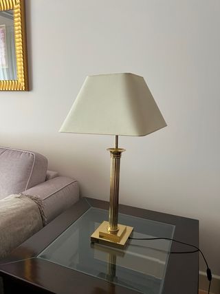 Lámpara de mesa dorada y beige
