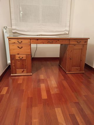 Escritorio de madera con cajones y armarios