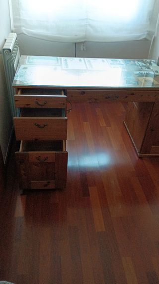 Escritorio de madera con cajones y armarios