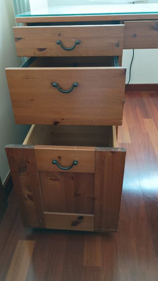 Escritorio de madera con cajones y armarios