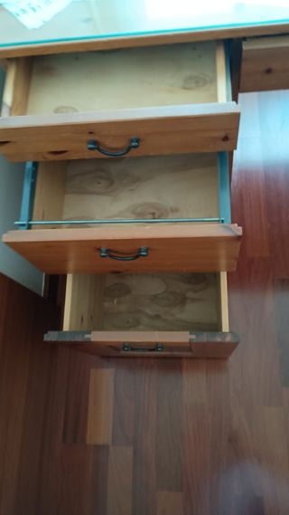 Escritorio de madera con cajones y armarios