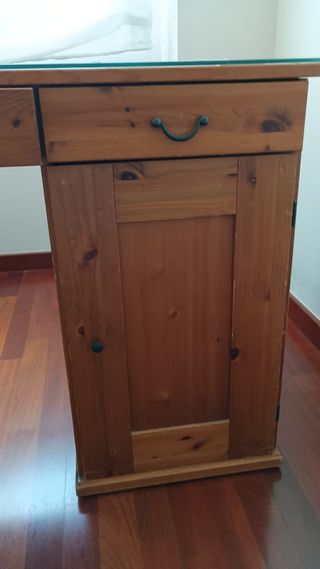 Escritorio de madera con cajones y armarios