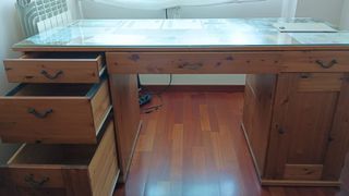 Escritorio de madera con cajones y armarios